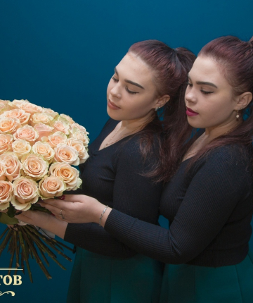 Букет из 45 кремовых эквадорских роз