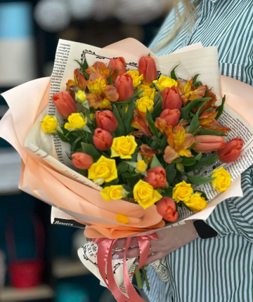 Букет из тюльпанов, альстромерий и кустовых роз - 20 шт
