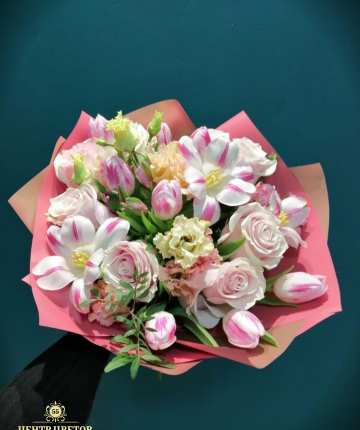 Букет из тюльпанов и эквадорских роз - 23 шт